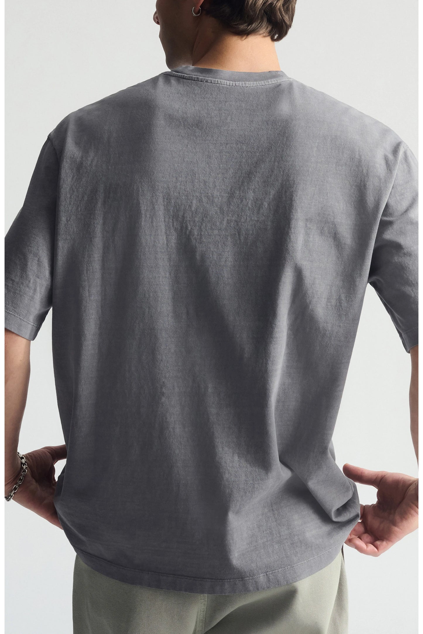 Brooklyn — T-Shirt Gráfica Vintage Relaxed com Acabamento Garment-Dyed