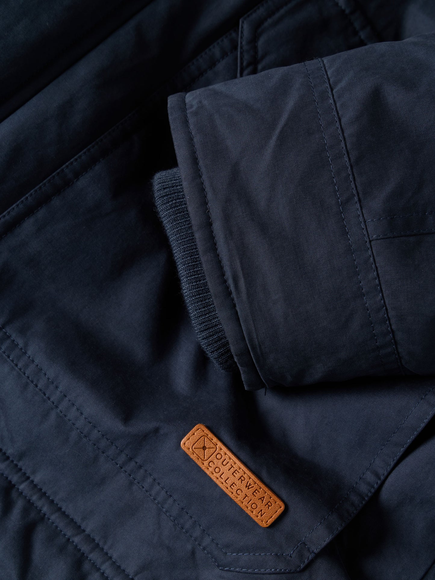 Parka com Carapuço Ajustável e Bolsos Frontais