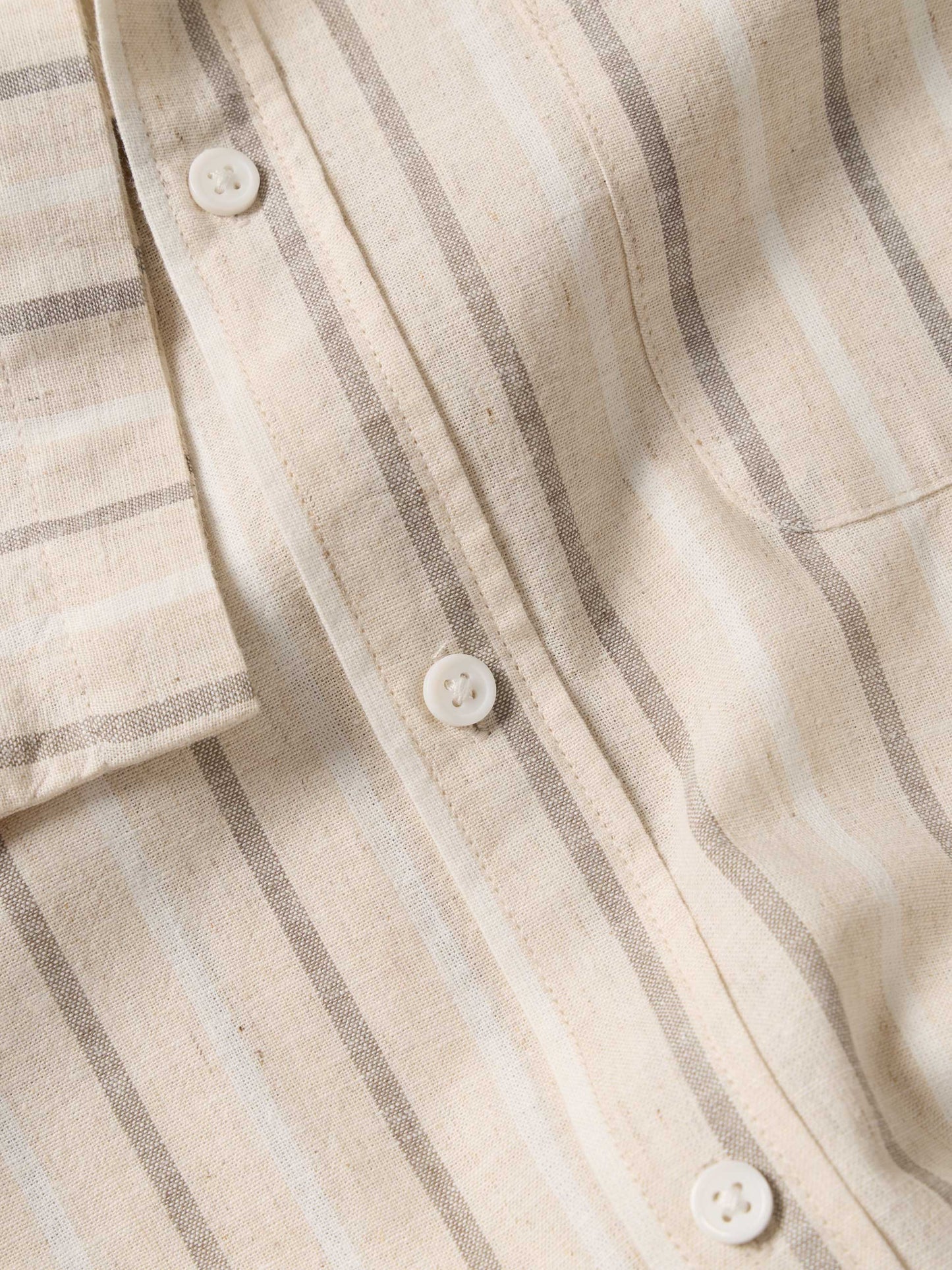Camisa às Riscas de Manga Curta em Linho e Algodão | Bolso no Peito