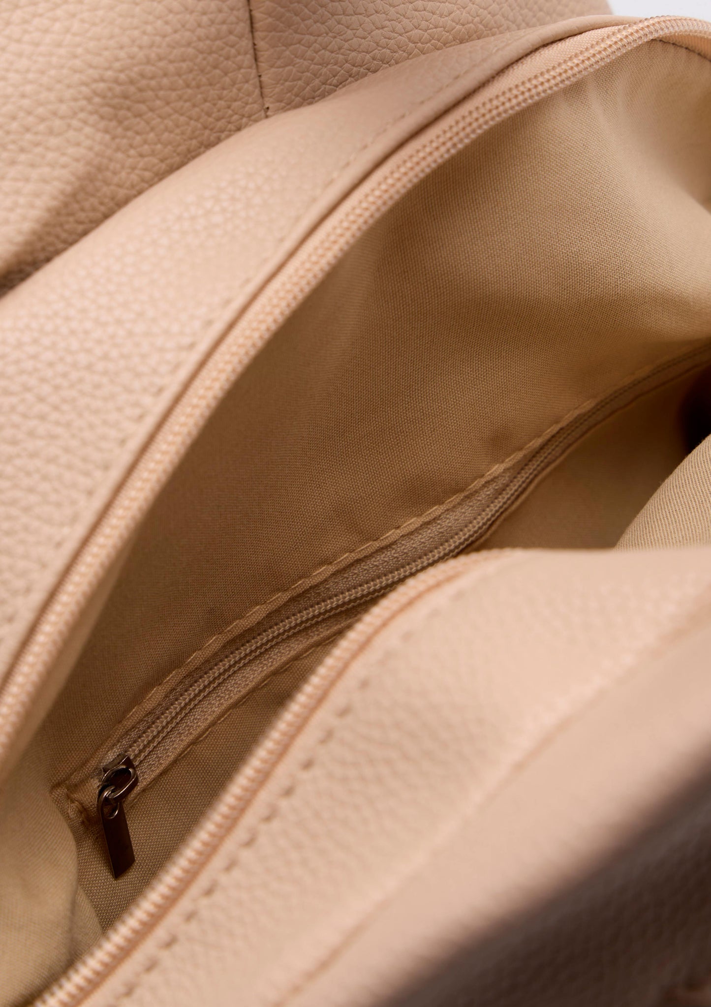 Mochila com Fecho Zip e Bolsos Exteriores