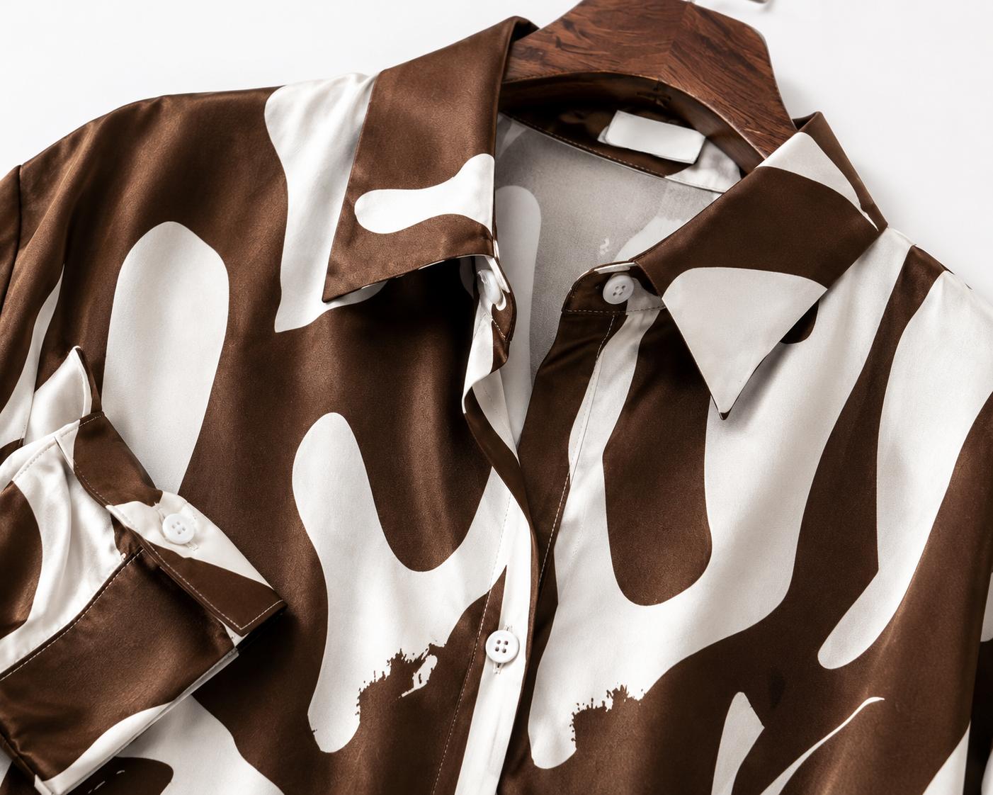 Camisa Feminina com Estampa de Vaca, Lapela e Botões
