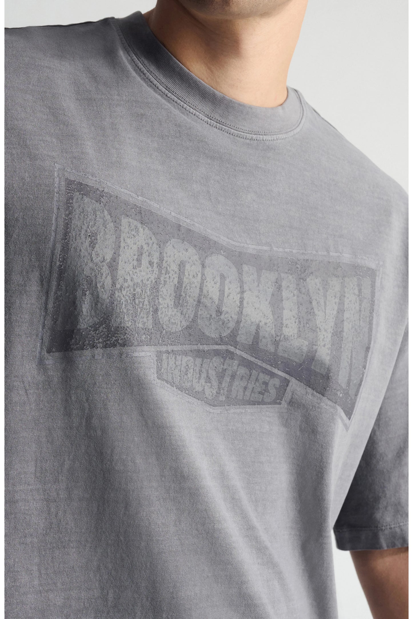 Brooklyn — T-Shirt Gráfica Vintage Relaxed com Acabamento Garment-Dyed