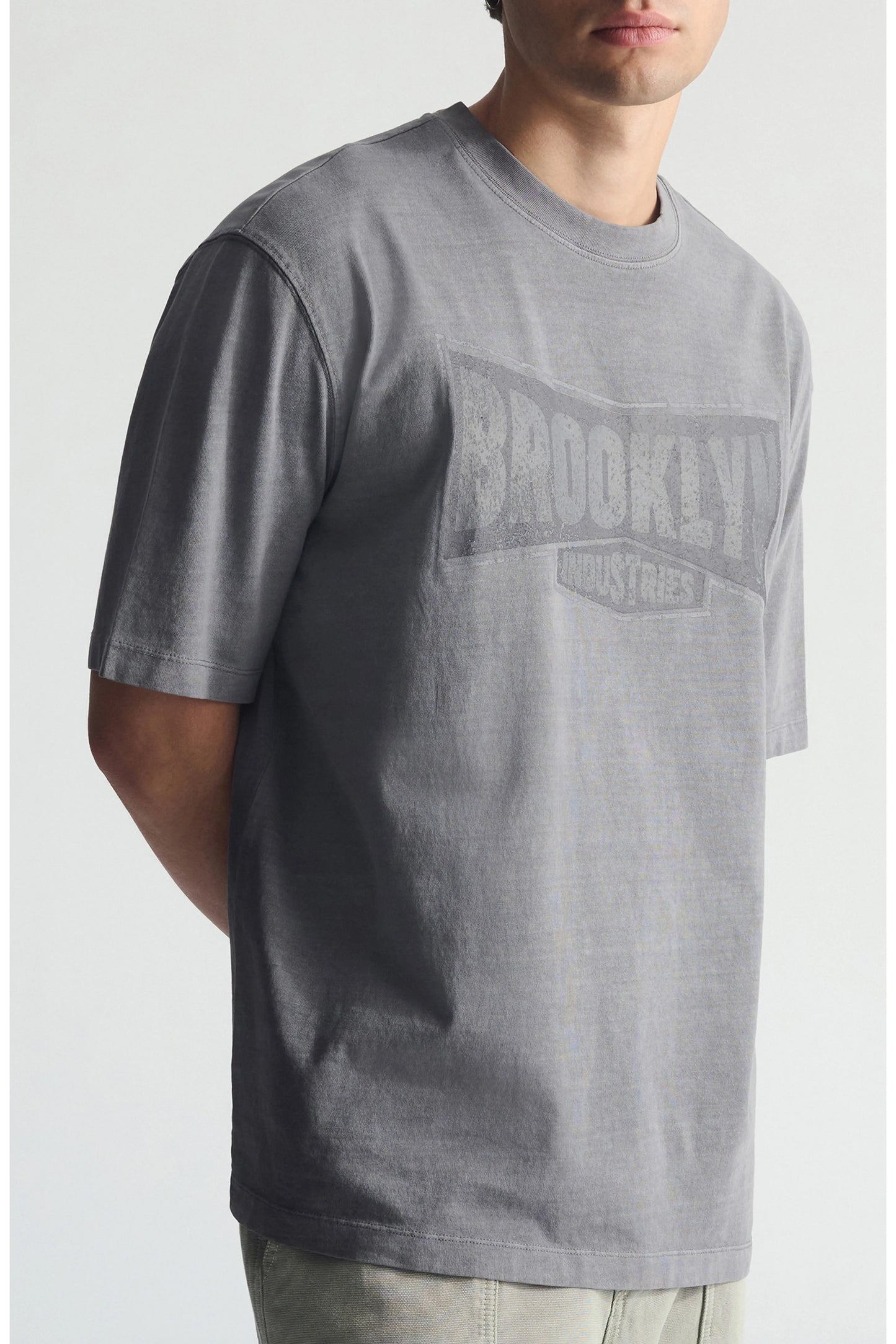 Brooklyn — T-Shirt Gráfica Vintage Relaxed com Acabamento Garment-Dyed
