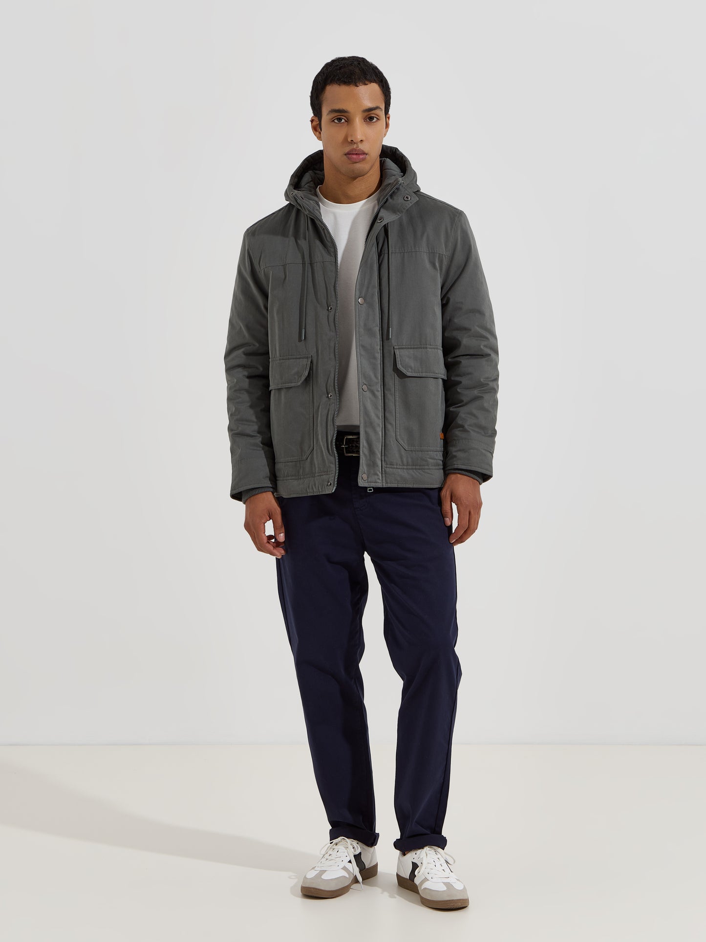 Parka com Carapuço Ajustável e Bolsos Frontais de Aba