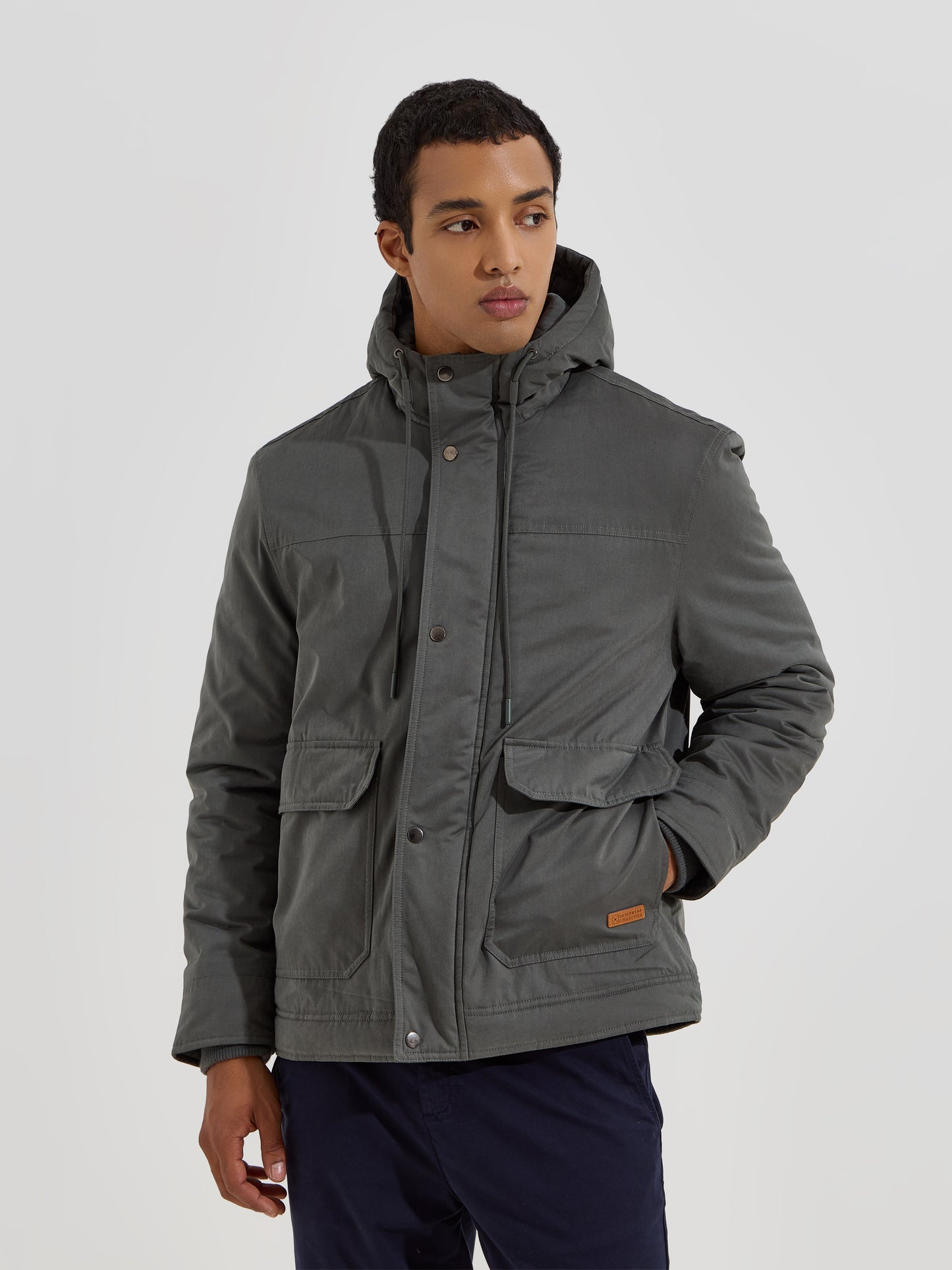 Parka com Carapuço Ajustável e Bolsos Frontais de Aba