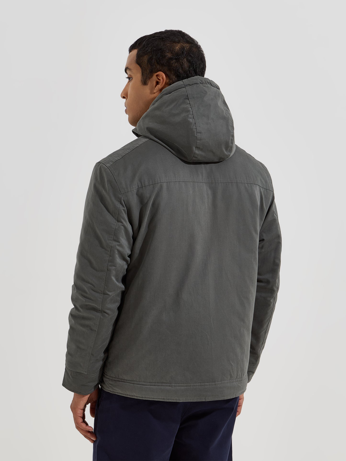 Parka com Carapuço Ajustável e Bolsos Frontais de Aba
