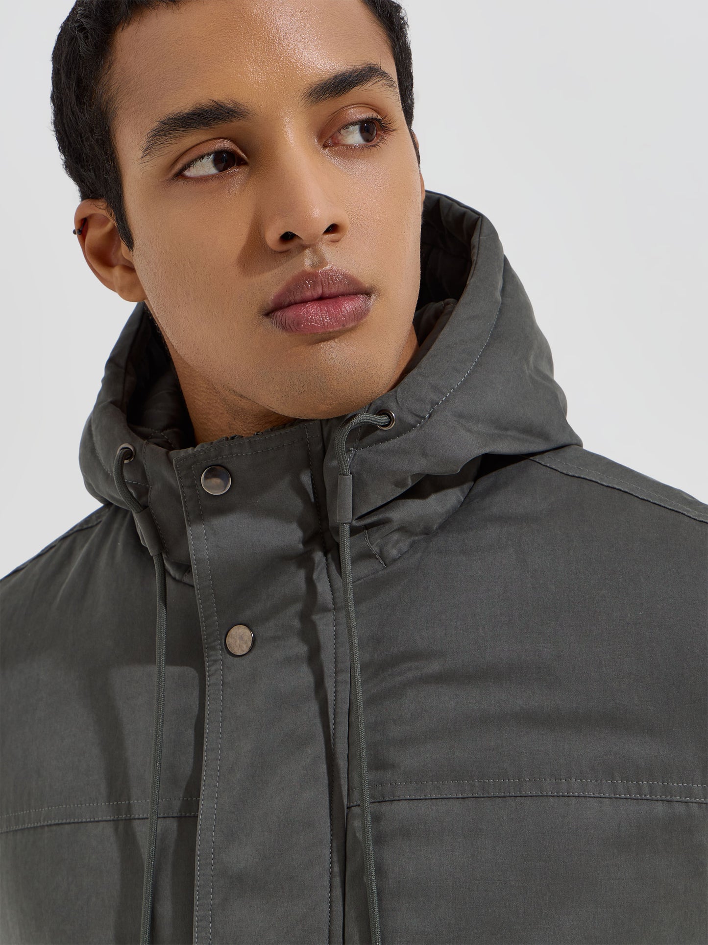 Parka com Carapuço Ajustável e Bolsos Frontais de Aba