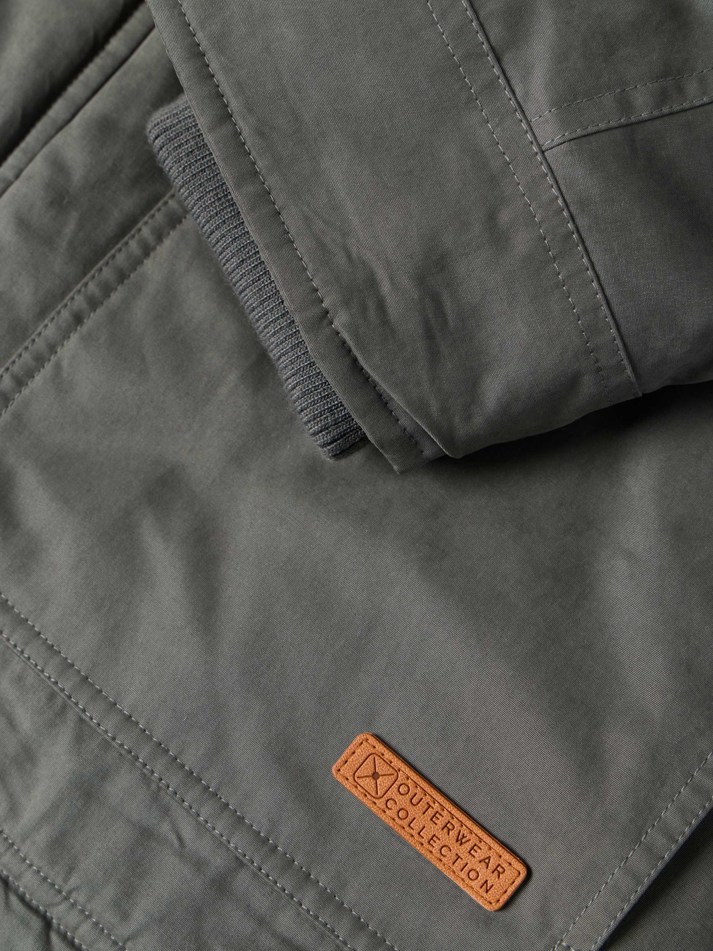 Parka com Carapuço Ajustável e Bolsos Frontais de Aba