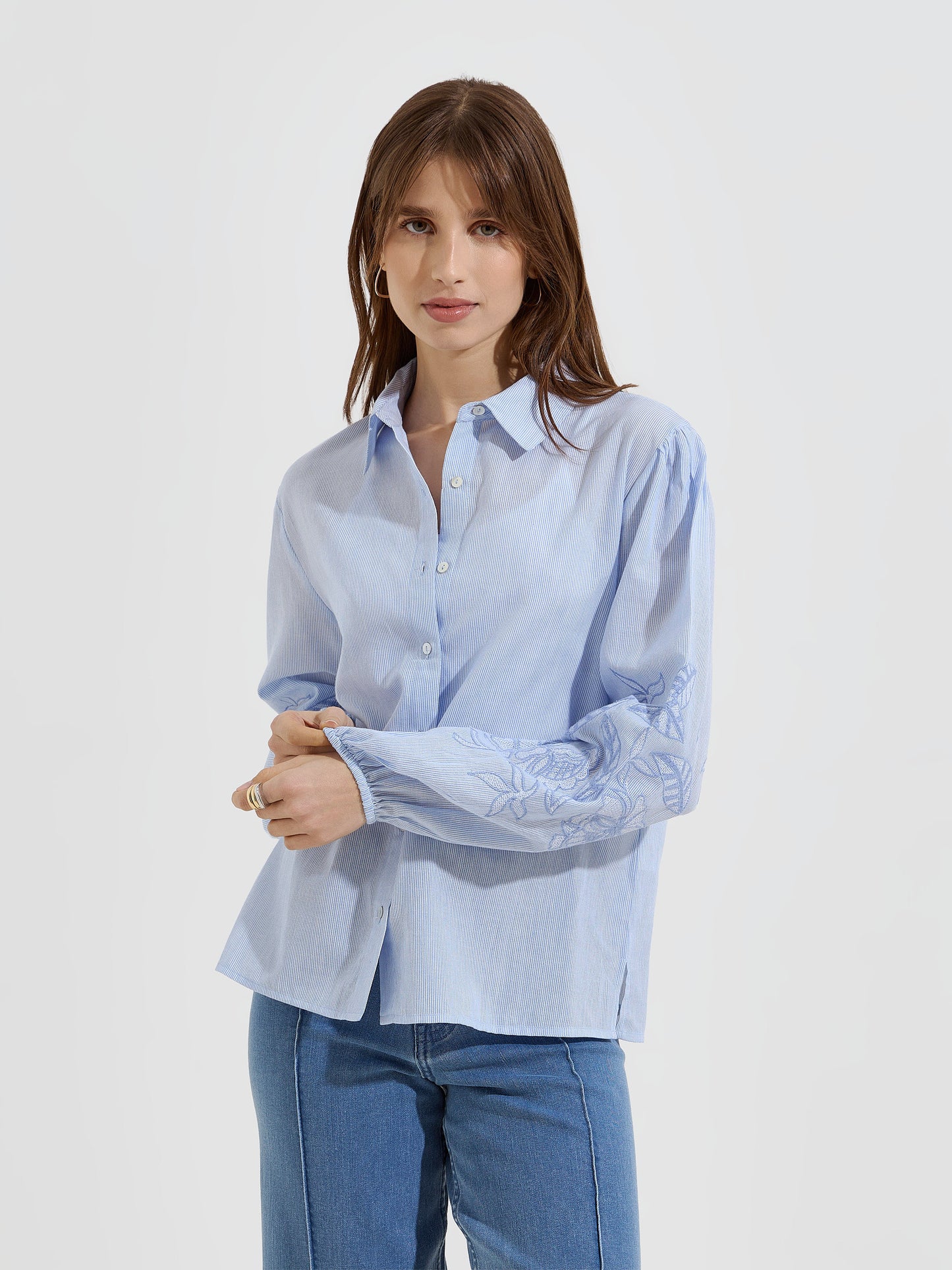 Camisa com Bordado nas Mangas em Balão