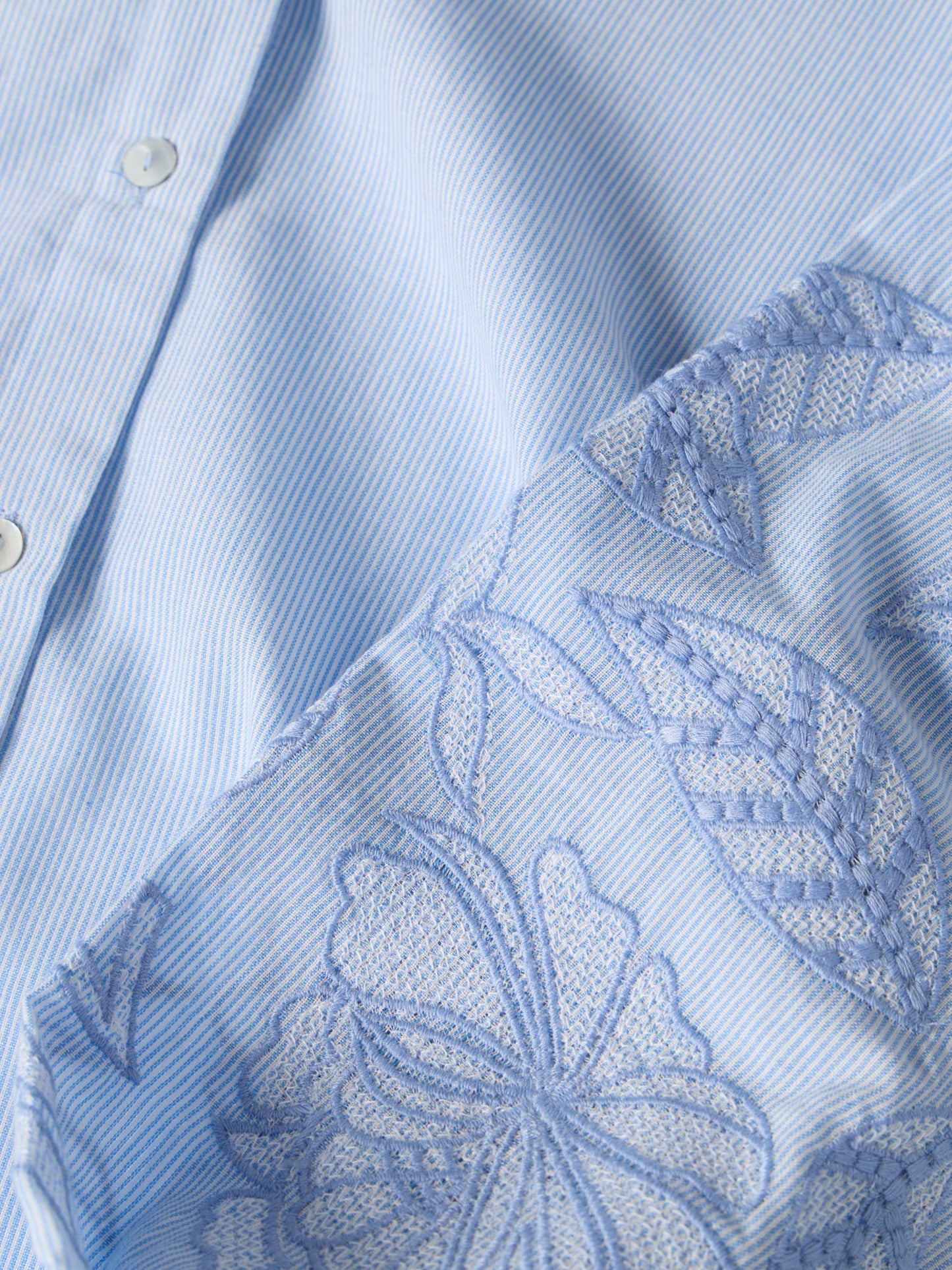 Camisa com Bordado nas Mangas em Balão