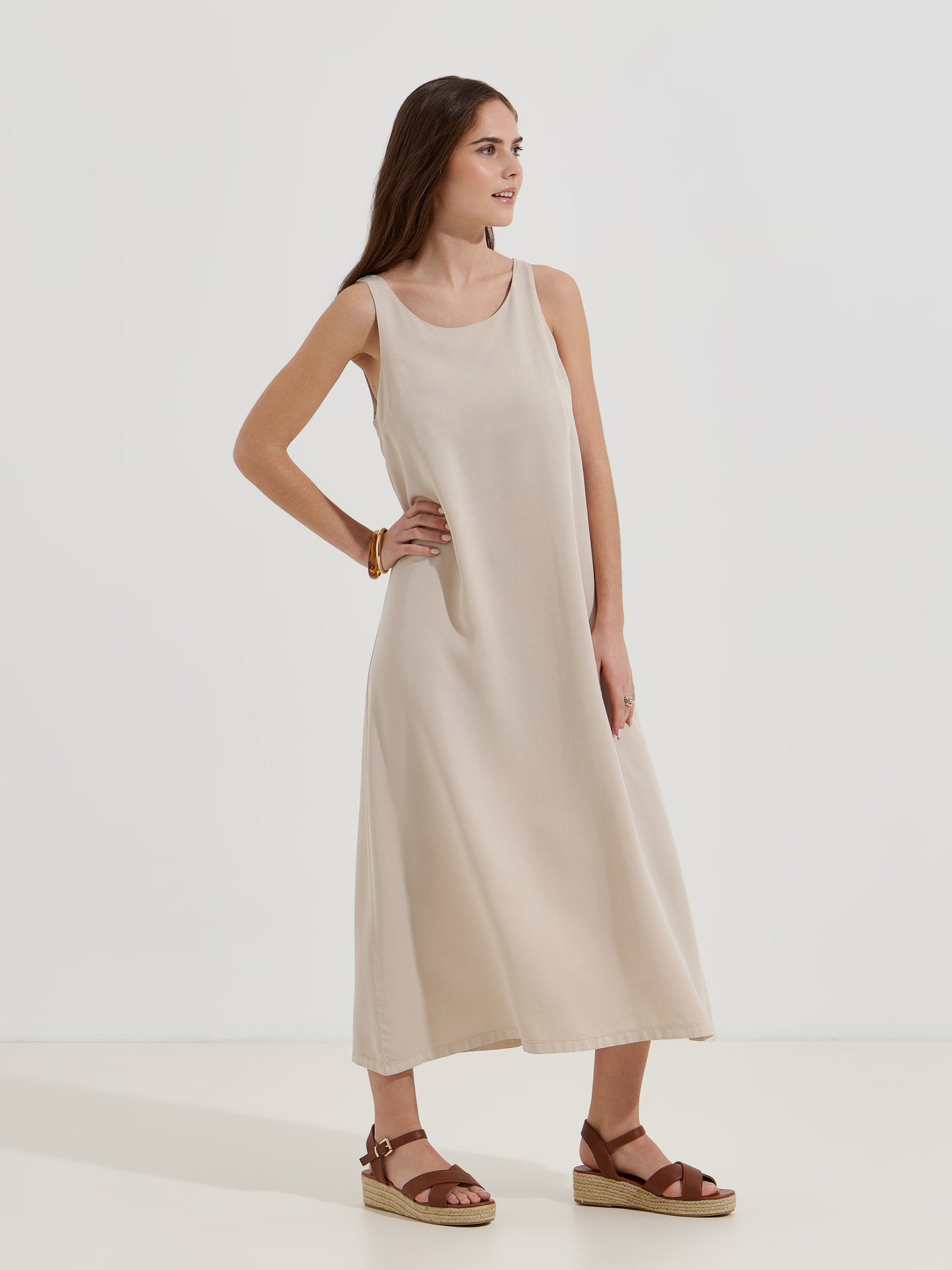Vestido Midi Fluído Sem Mangas com Decote Redondo e V nas Costas