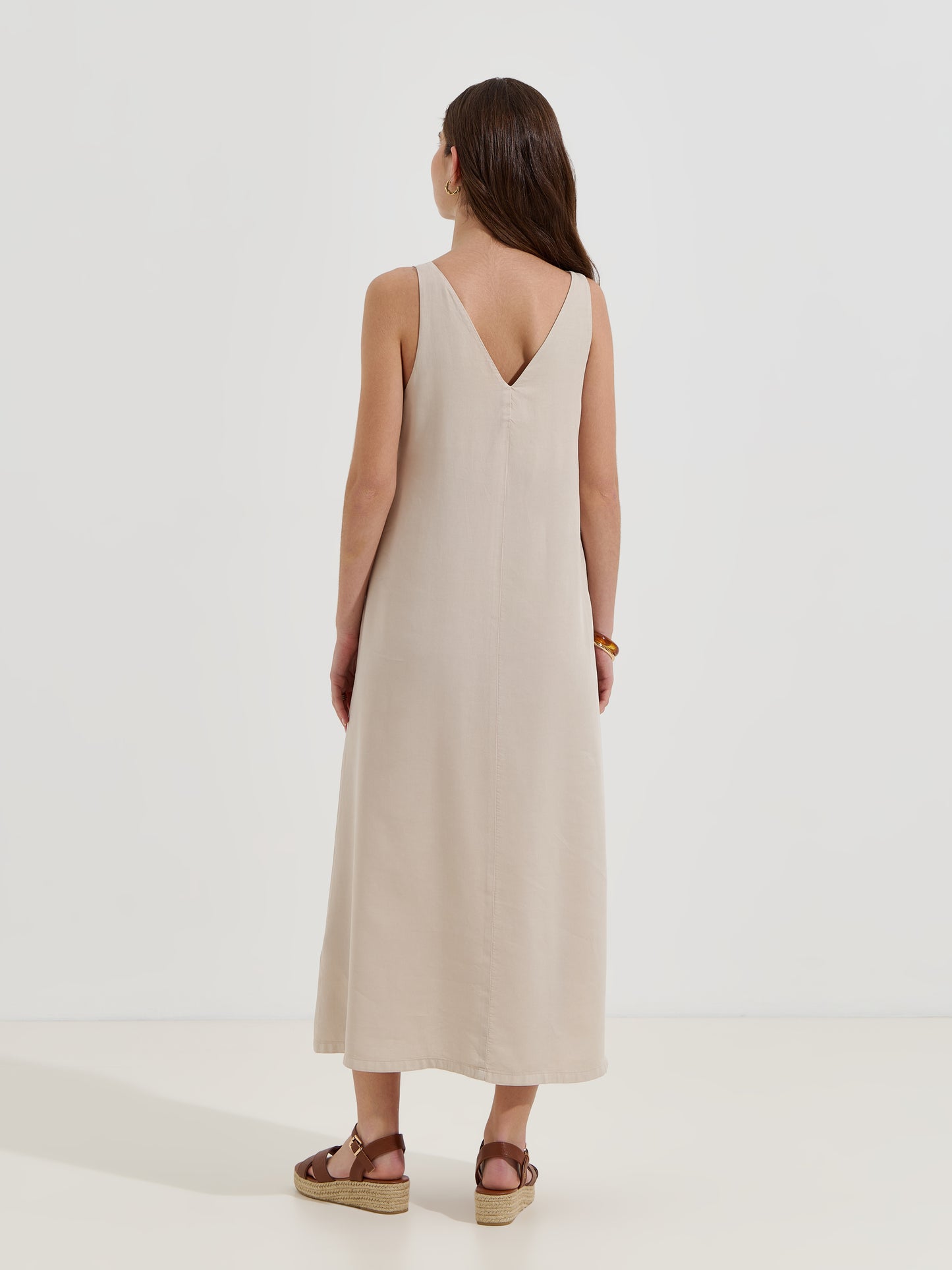 Vestido Midi Fluído Sem Mangas com Decote Redondo e V nas Costas