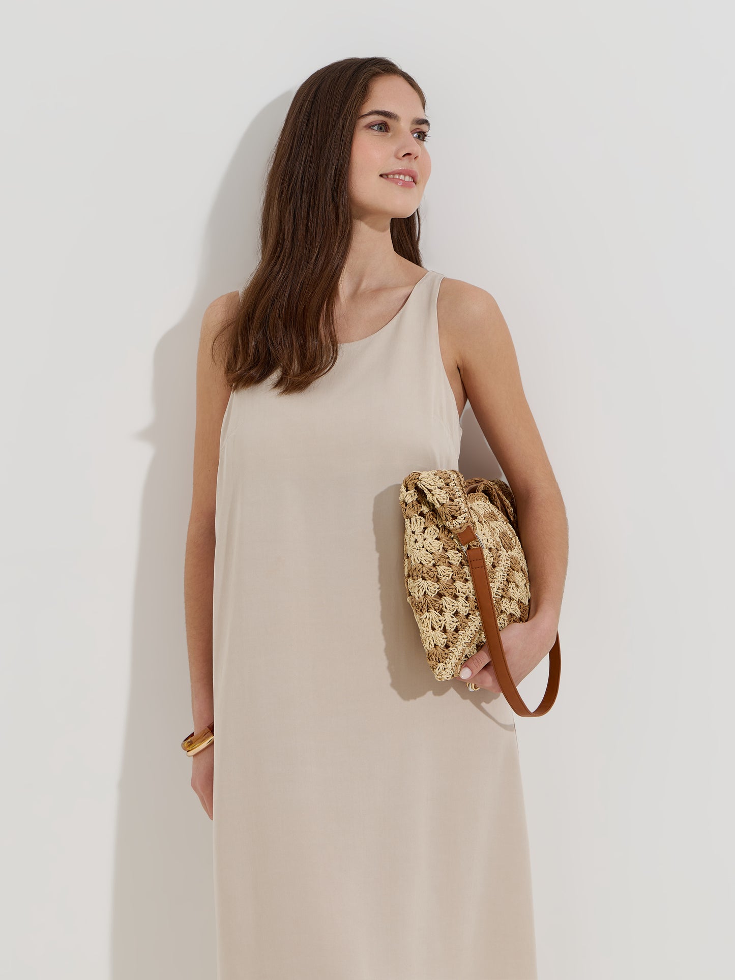 Vestido Midi Fluído Sem Mangas com Decote Redondo e V nas Costas