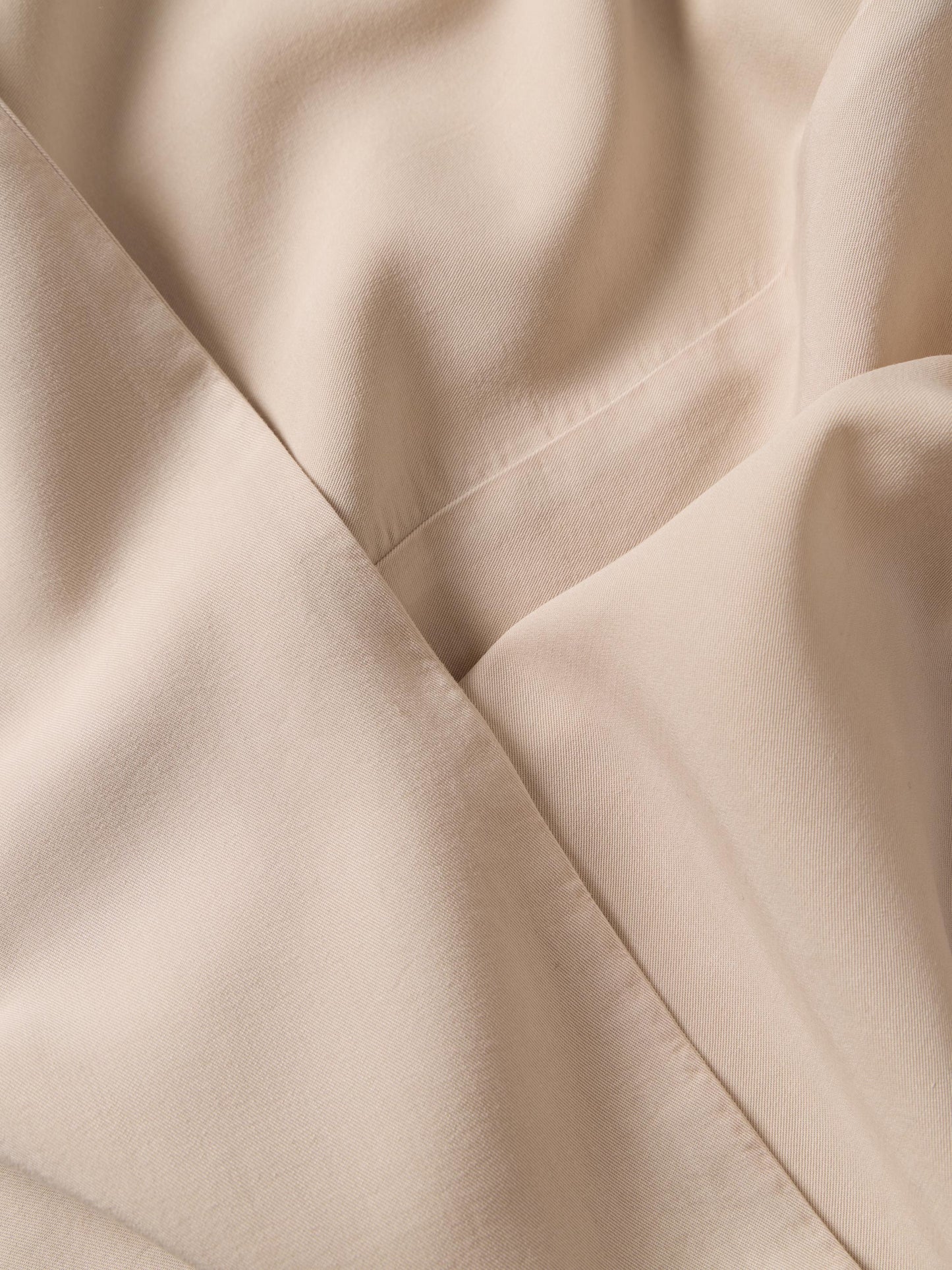Vestido Midi Fluído Sem Mangas com Decote Redondo e V nas Costas