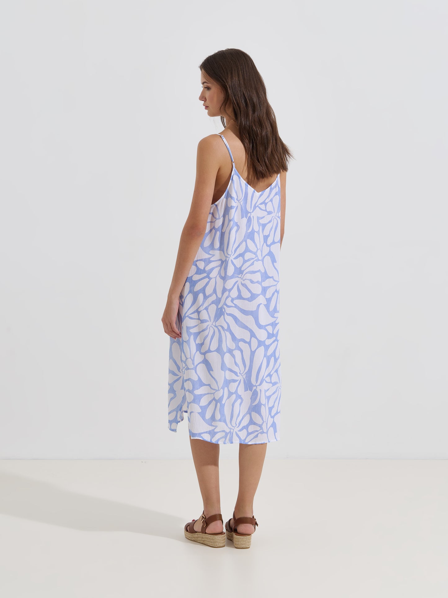 Vestido Midi com Padrão Fluido e Alças Finas Ajustáveis