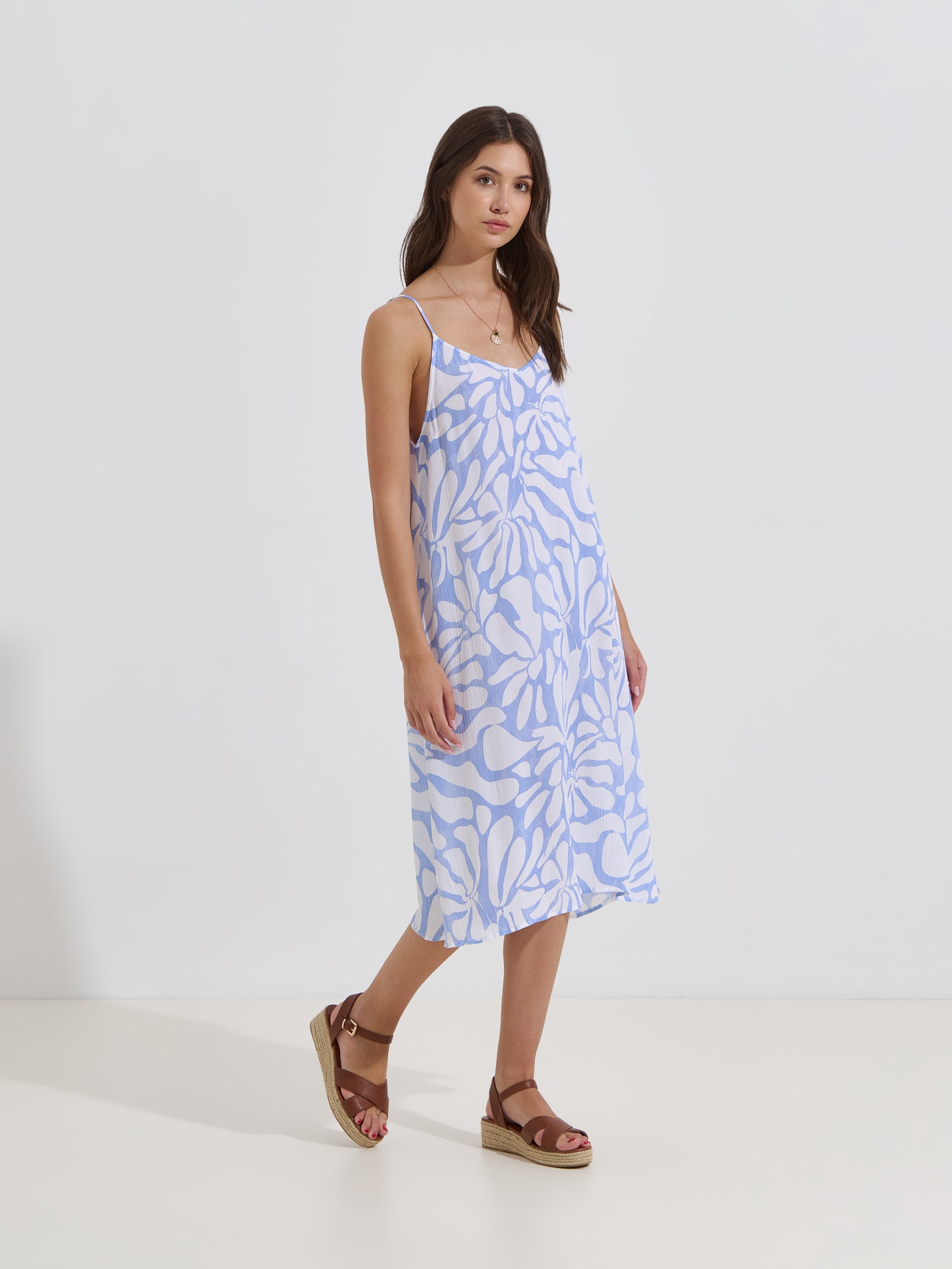 Vestido Midi com Padrão Fluido e Alças Finas Ajustáveis