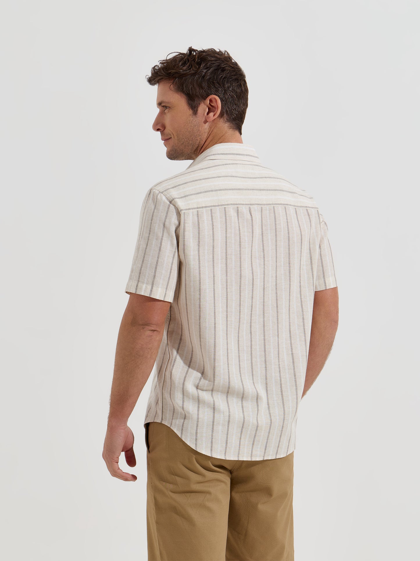 Camisa às Riscas de Manga Curta em Linho e Algodão | Bolso no Peito