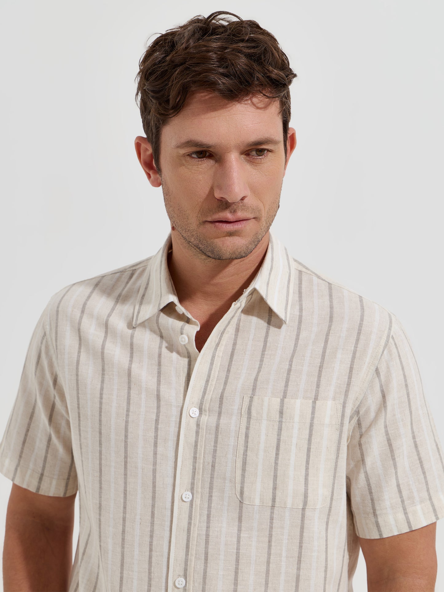 Camisa às Riscas de Manga Curta em Linho e Algodão | Bolso no Peito