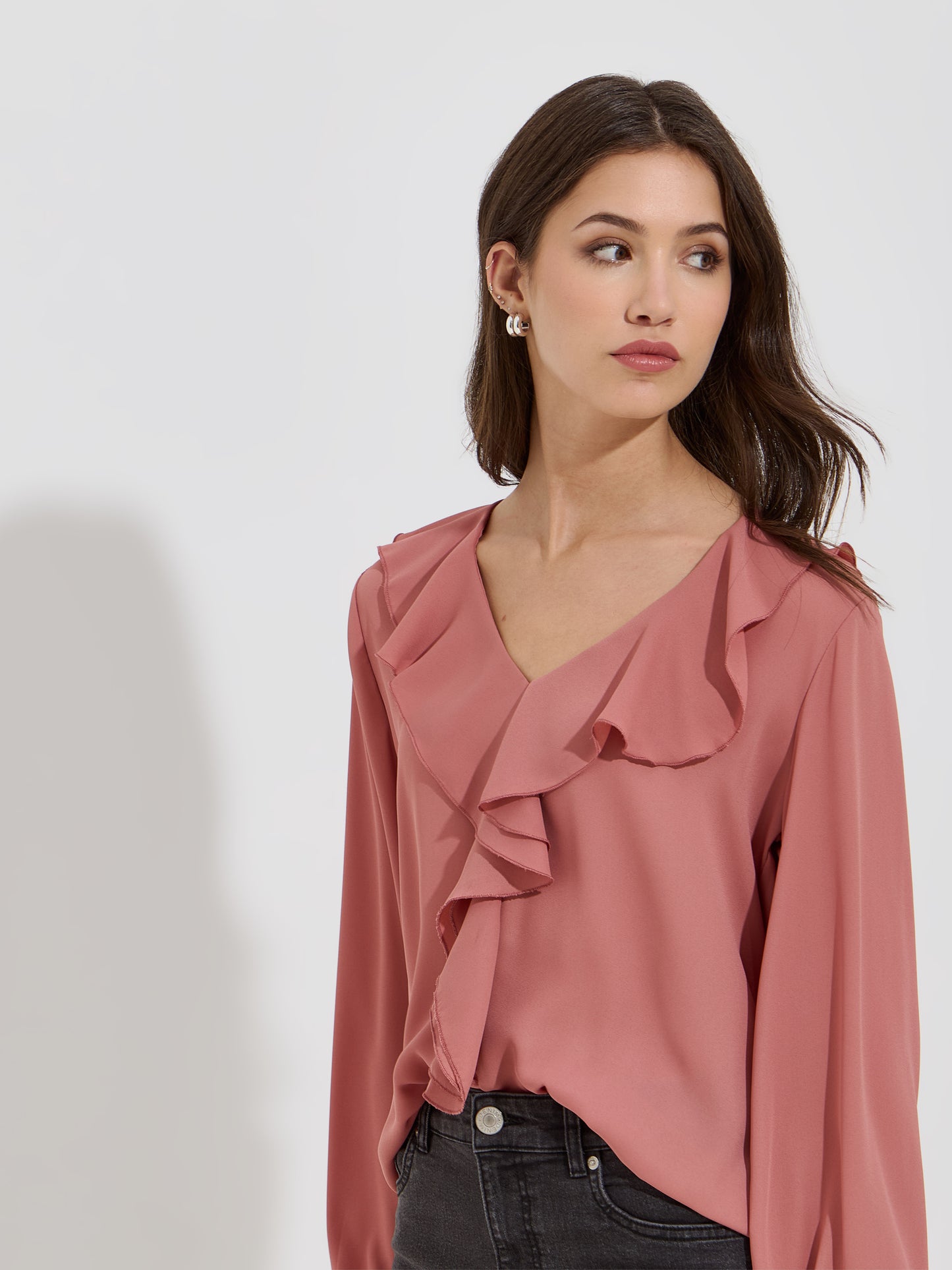 Blusa Fluída Decote em V com Folho e Manga Comprida