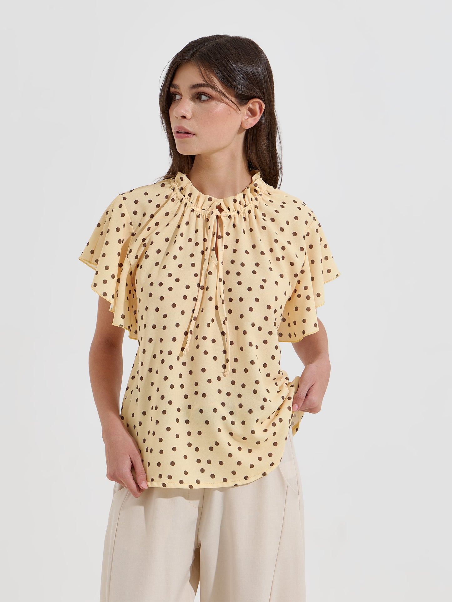 Blusa Fluída Estampado de Bolas com Gola Franzida