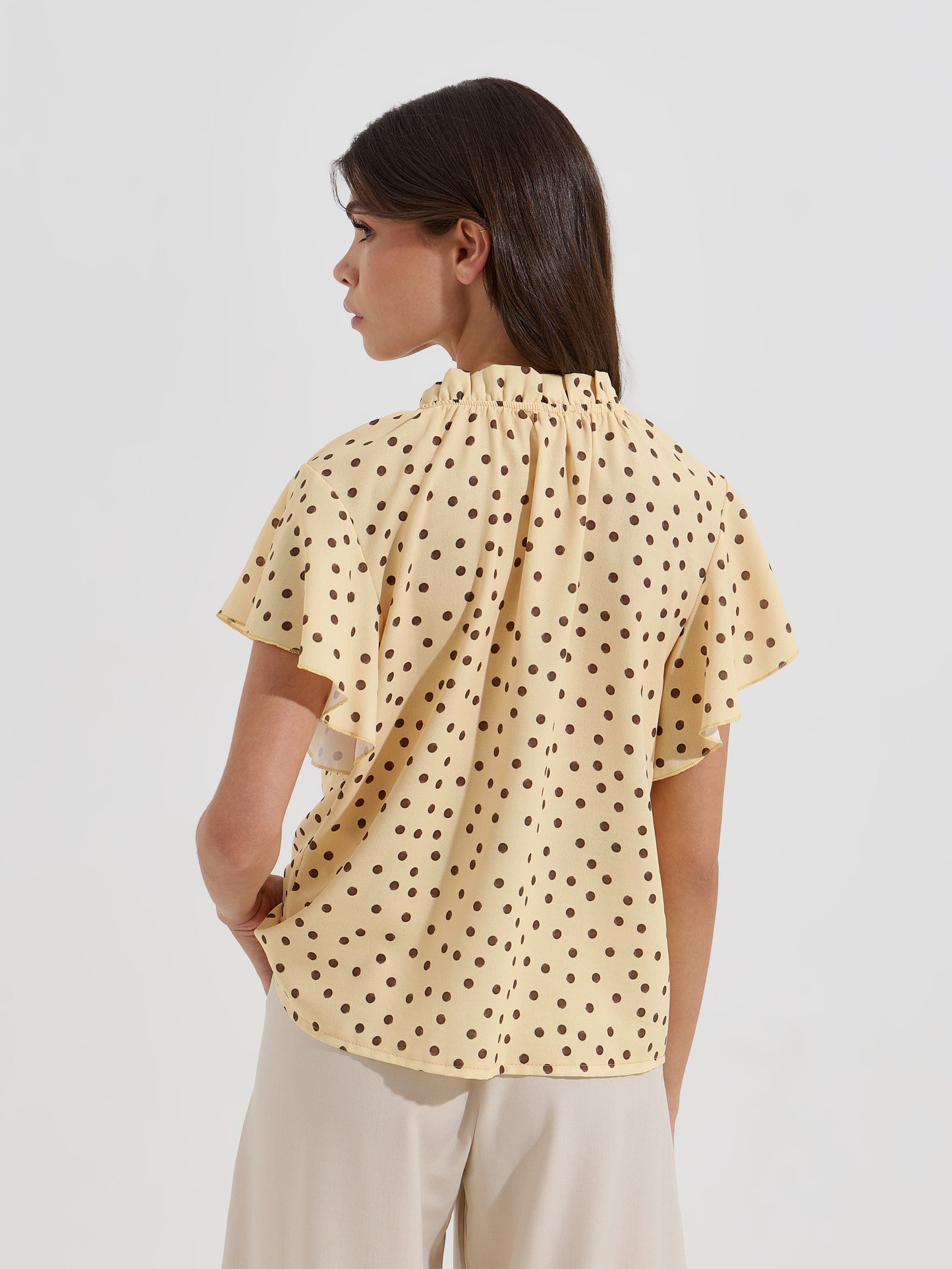 Blusa Fluída Estampado de Bolas com Gola Franzida