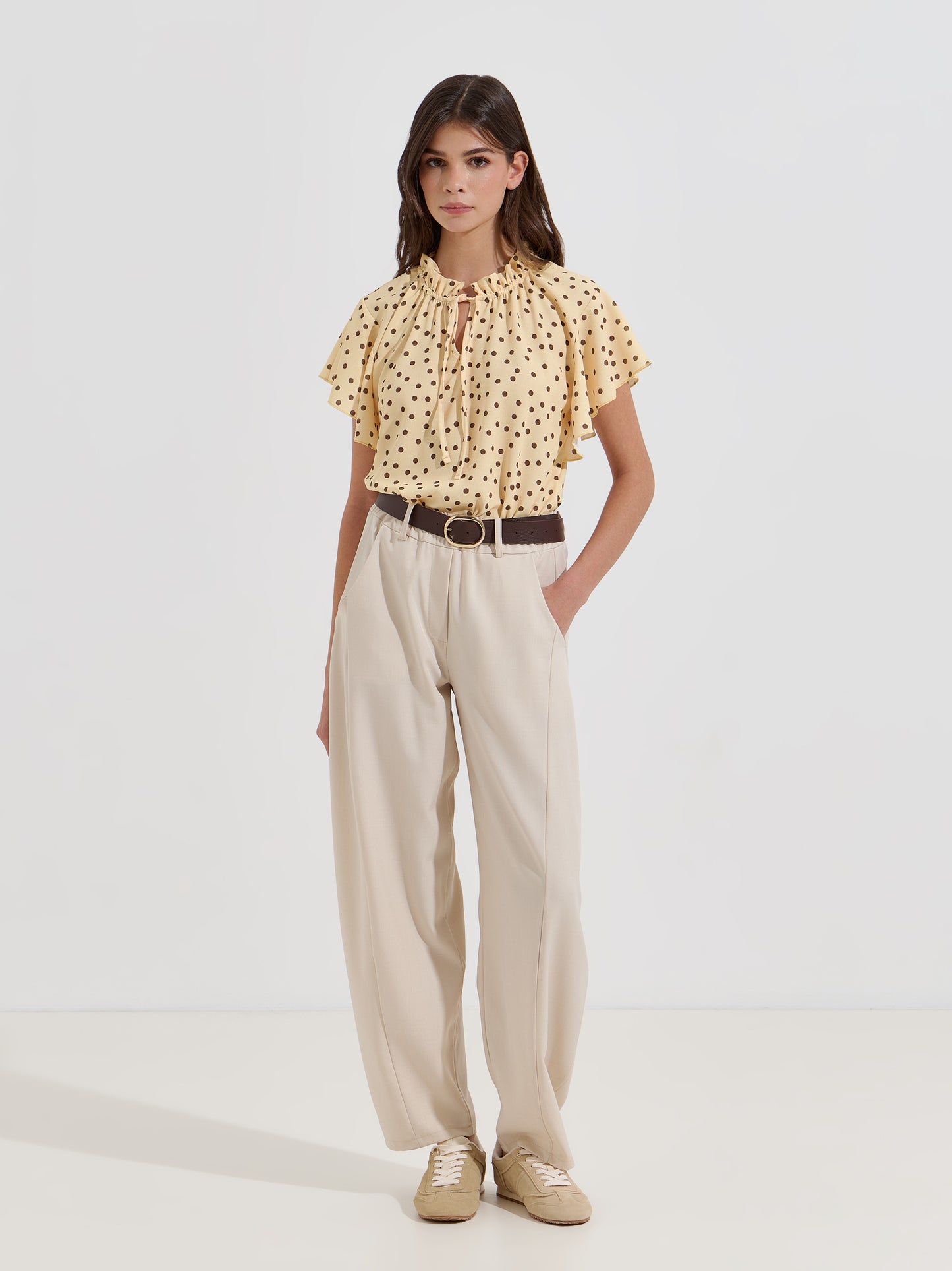 Blusa Fluída Estampado de Bolas com Gola Franzida