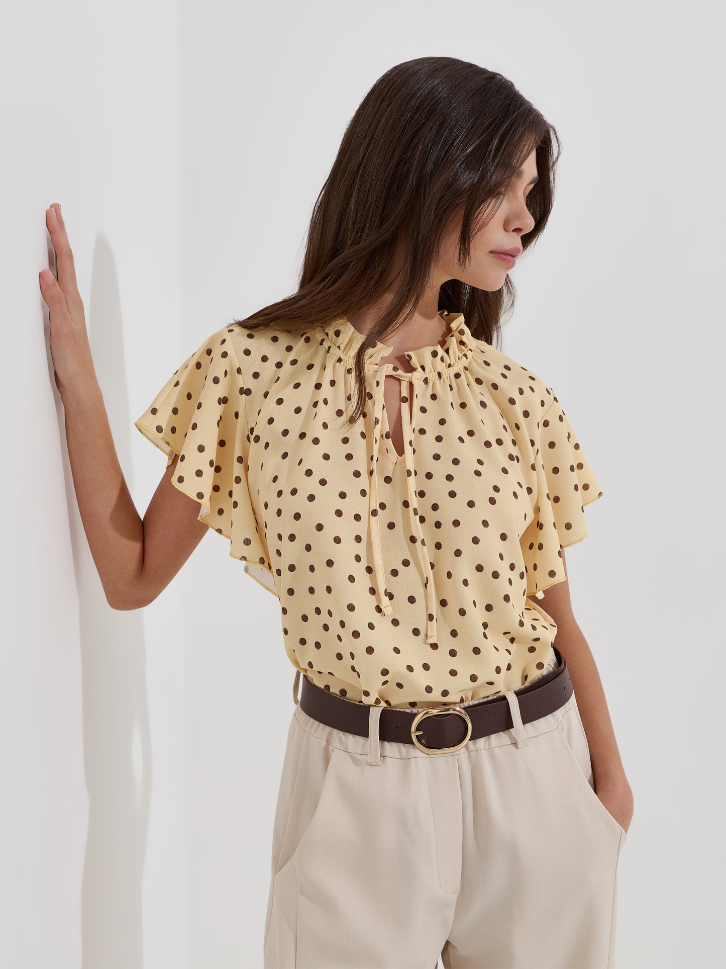 Blusa Fluída Estampado de Bolas com Gola Franzida