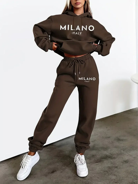 Conjunto Moletom Feminino 2 Peças — Hoodie com Capuz + Calças Cintura Elástica | Estampa Milan Streetwear | 4 Cores | XS a XL