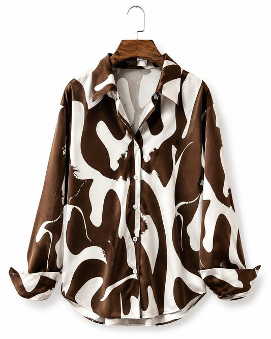 Camisa Feminina com Estampa de Vaca, Lapela e Botões