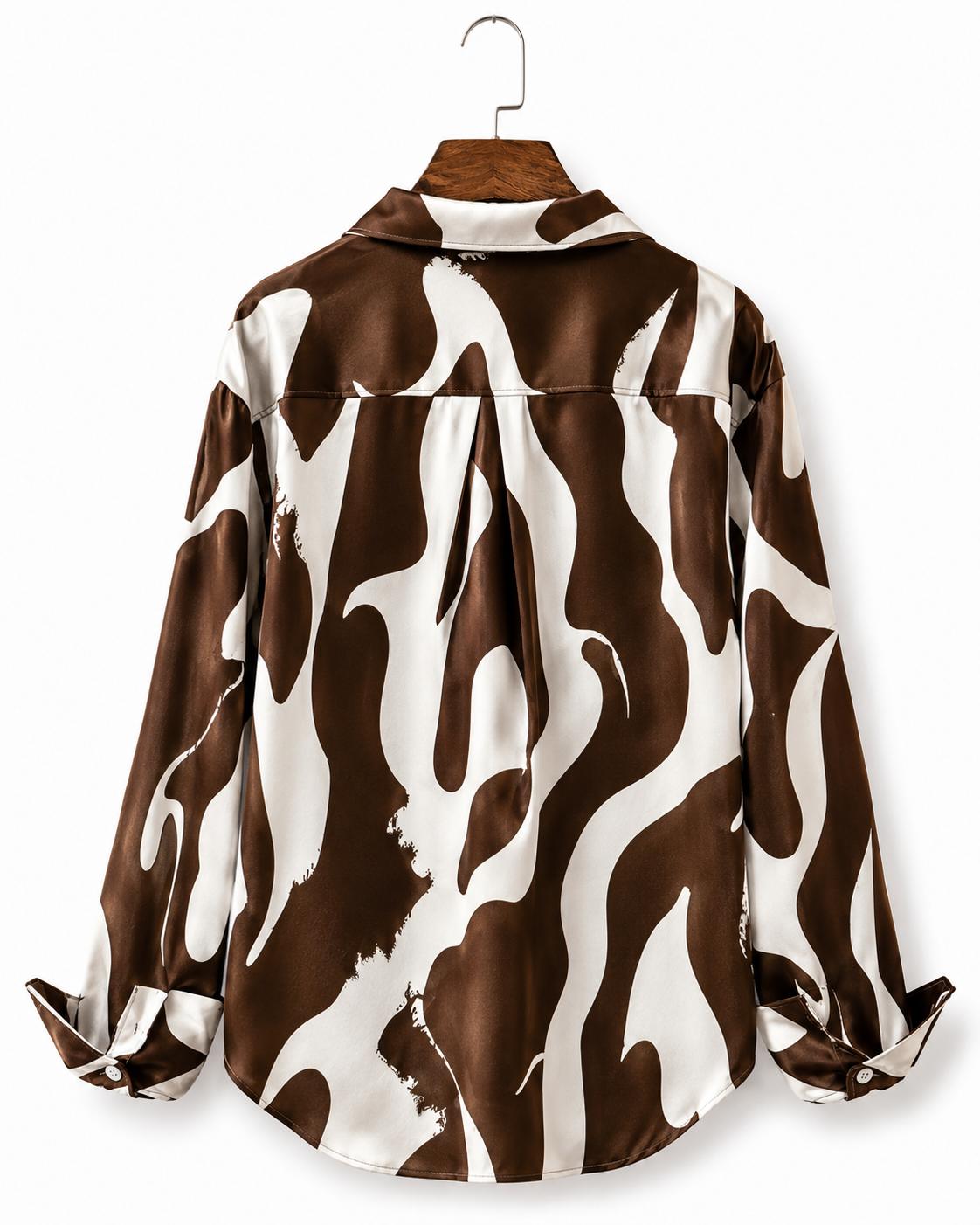 Camisa Feminina com Estampa de Vaca, Lapela e Botões