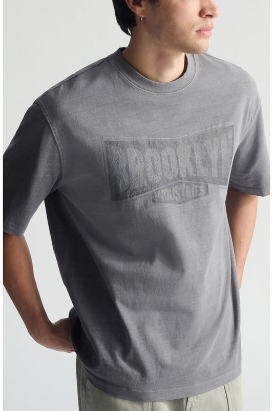 Brooklyn — T-Shirt Gráfica Vintage Relaxed com Acabamento Garment-Dyed